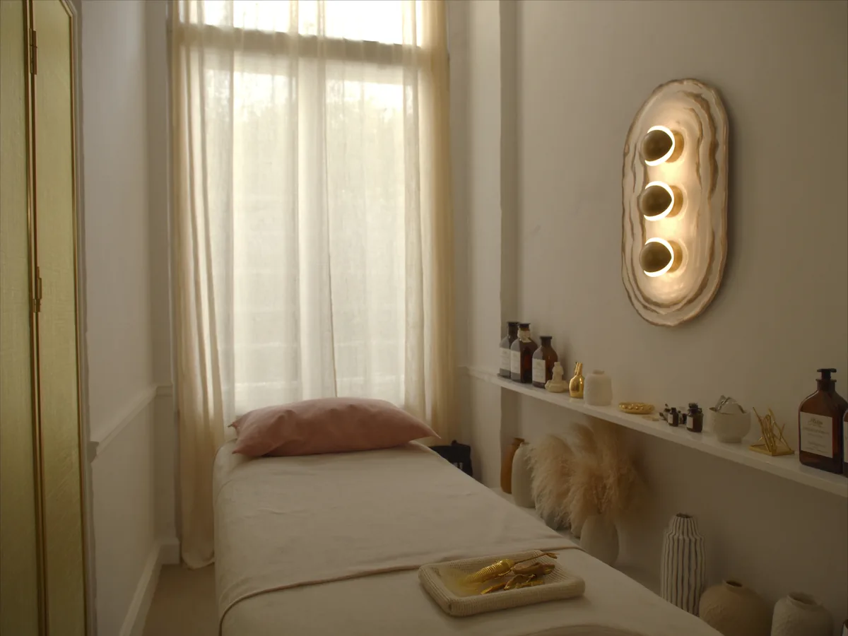 Interior del estudio Nare Lash en Palermo: camilla con lino, luz natural y detalles dorados